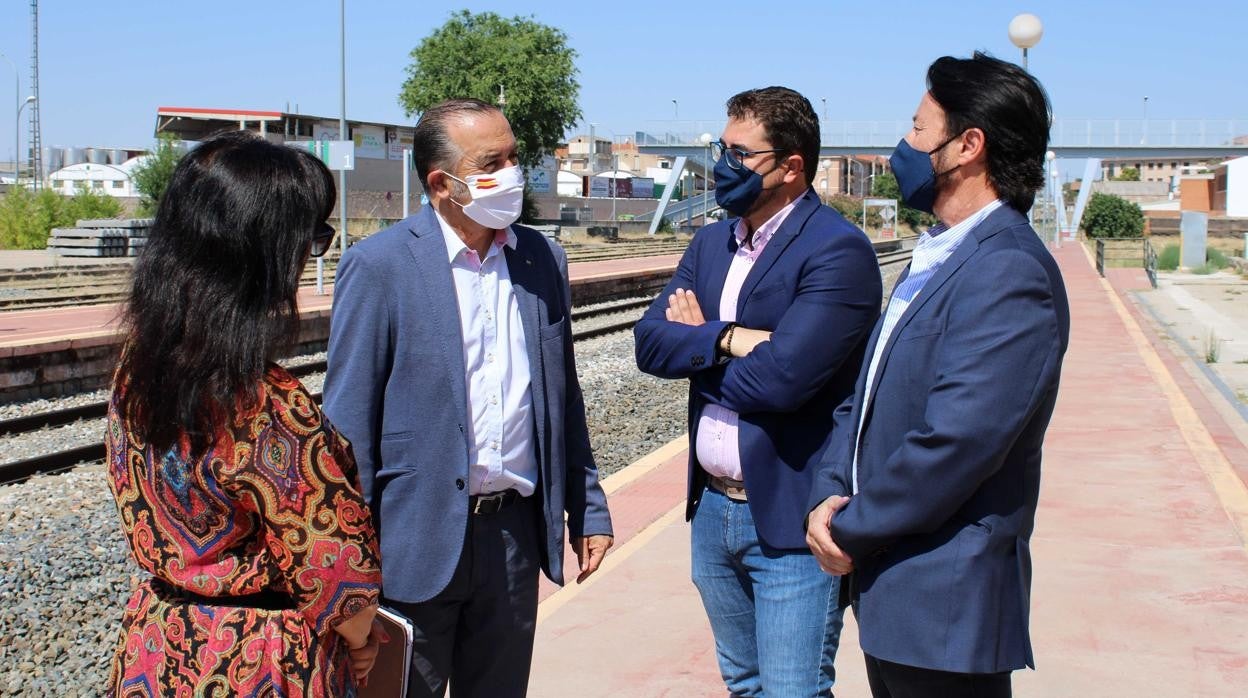 Gregorio, segundo por la izquierda, durante su visita con concejales de Torrijos este lunes