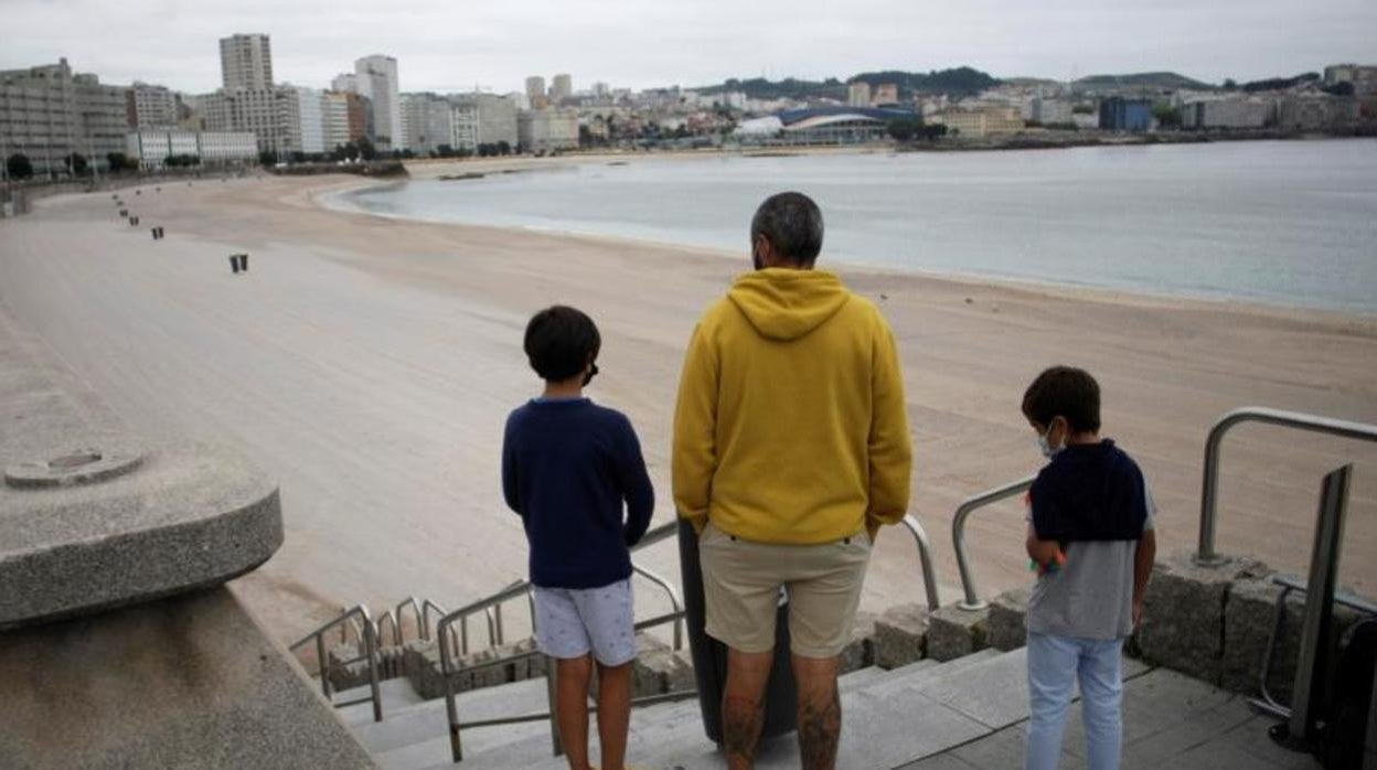 Estampa, este martes, de la ciudad de La Coruña, con la playa del Orzán en primer término