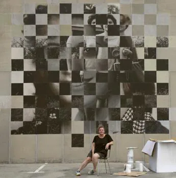 Susana Blasco, posando diante de su mural en el IES de Brión