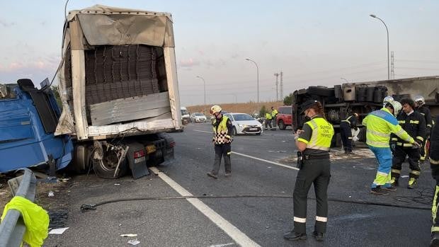 Un accidente entre dos camiones deja dos heridos e importantes retenciones en la M-50 en Getafe