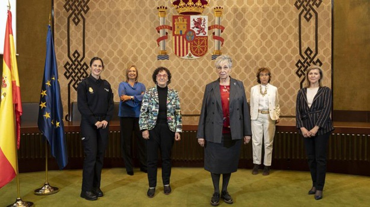 Balaguer, con chaqueta estampada detrás de la vicepresidenta Roca, en un acto de la mujer en el TC