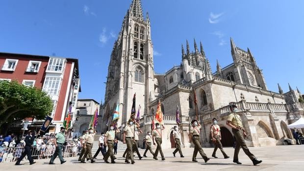 Un madrugador pasacalles y repique de campanas para dar la bienvenida al VIII Centenario de la seo burgalesa