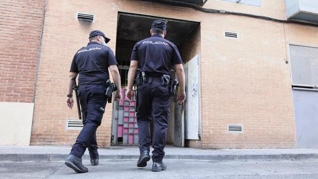 Desalojados dos edificios okupados en Carabanchel que frecuentaba el condenado por el crimen de las niñas de Alcàsser