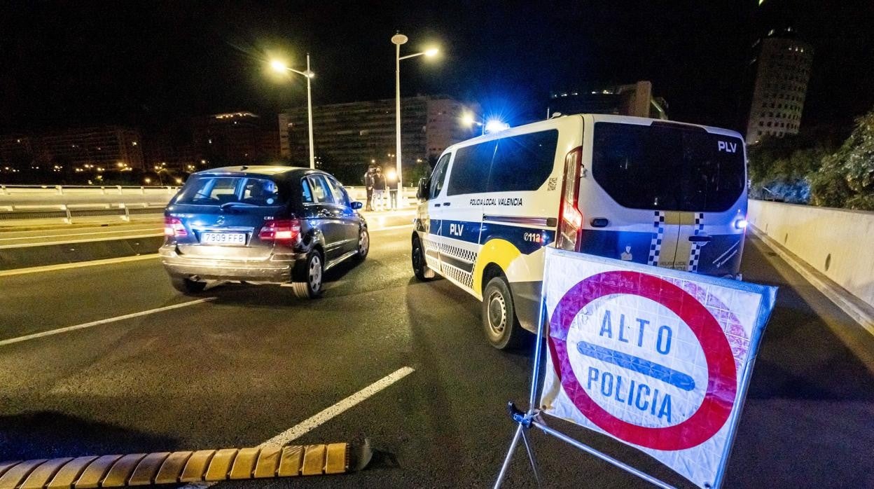 Imagen de archivo de un control del toque de queda en Valencia