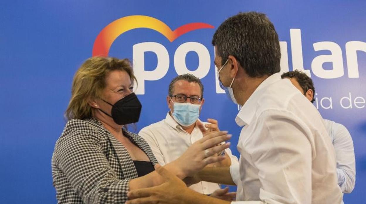 Ana Serna saluda a Carlos Mazón ante la mirada de Toni Pérez