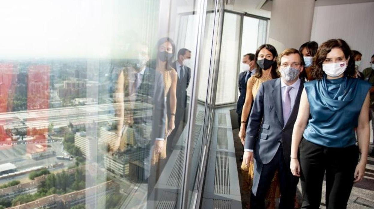 La presidenta de la Comunidad y el alcalde Madrid en la firma del convenio marco, detrás la presidenta de Adif, Isabel Pardo de Vera