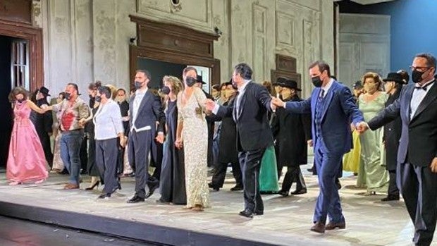 Lucia en la oficina gris