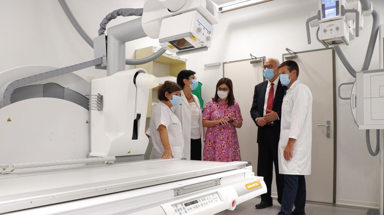 Regina Leal y Julián Nieva durante la visita al servicio de Radiodiagnóstico del Hospital Virgen de Altragracia de Manzanares