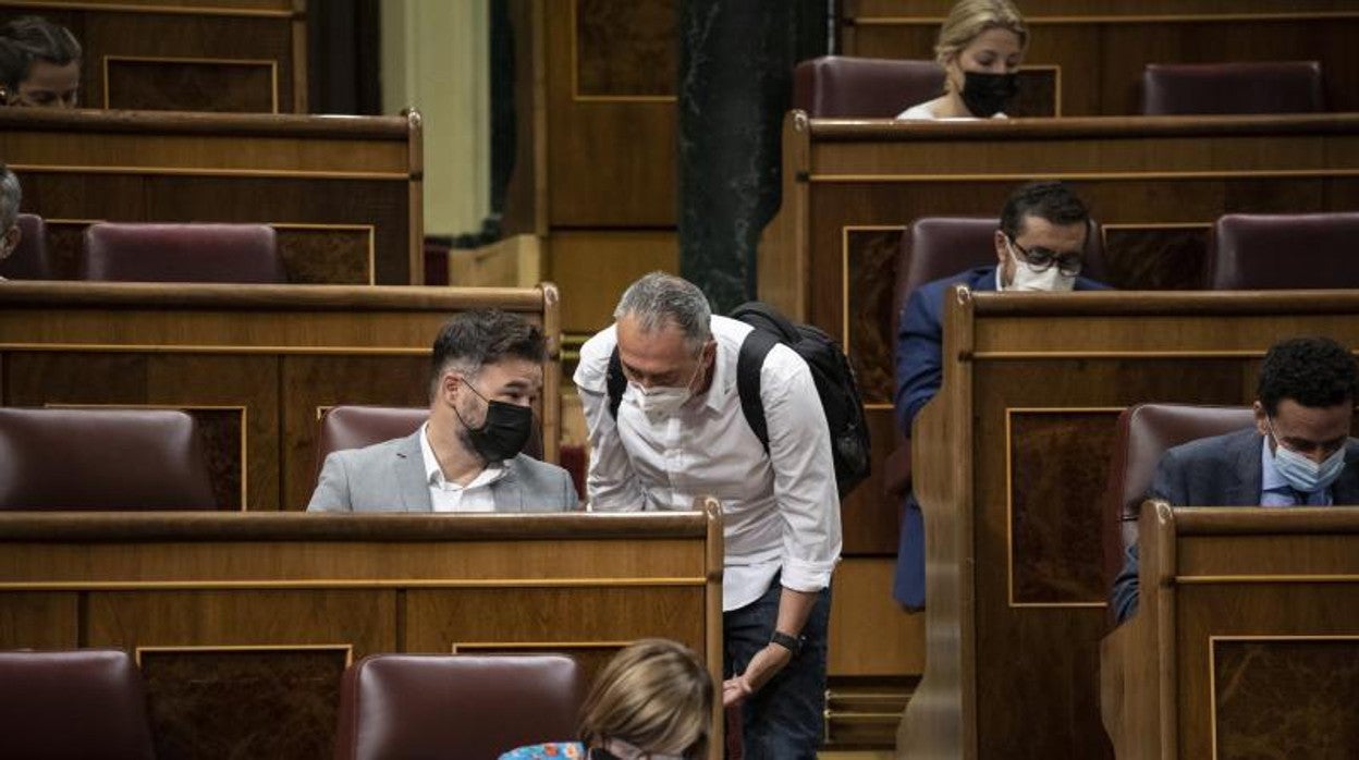 Gabriel Rufián conversa con Joan Baldoví