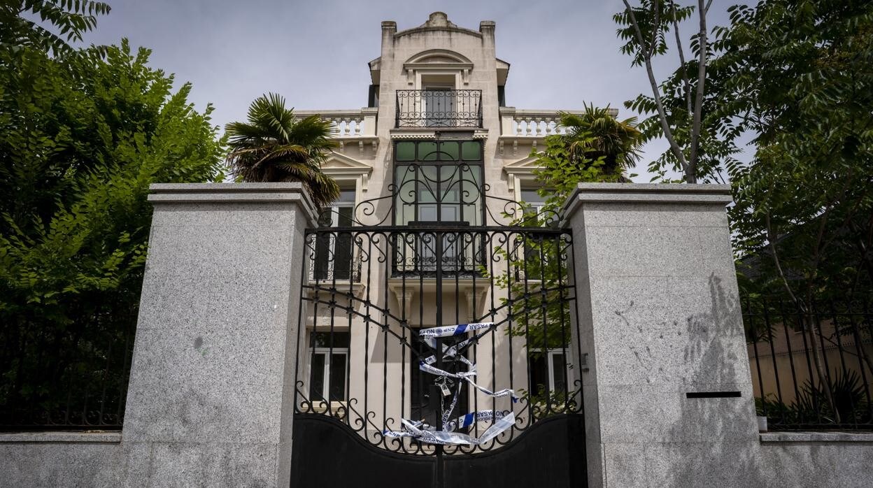 Las puertas precintadas de Villa Menchu, uno de los inmuebles históricos de Arturo Soria