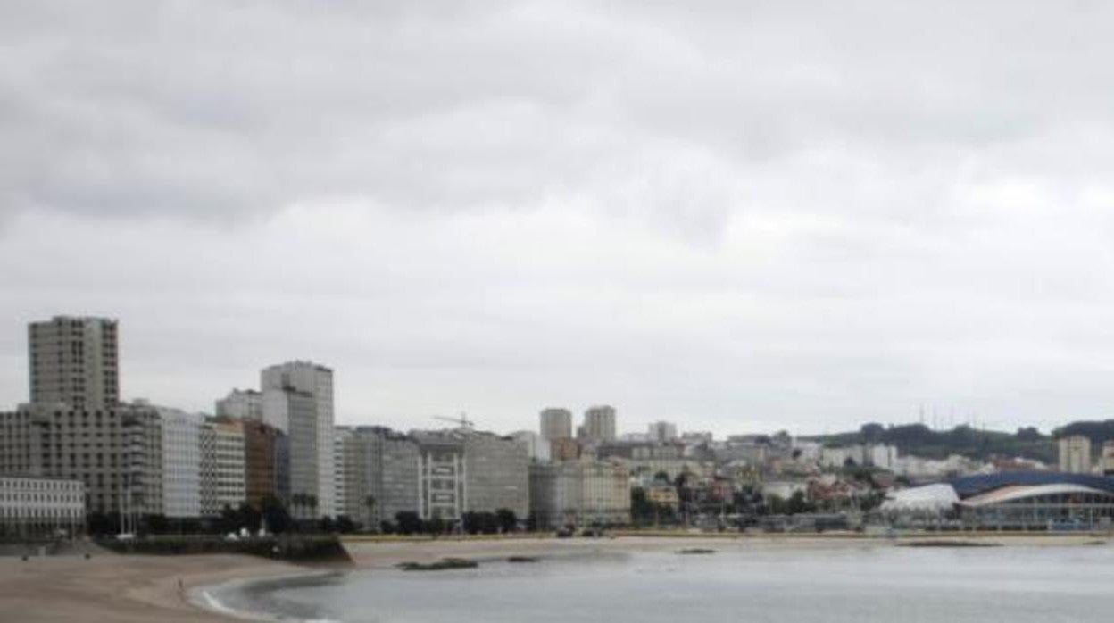 La playa de Orzán, en La Coruña, totalmente cubierta por nubes este martes