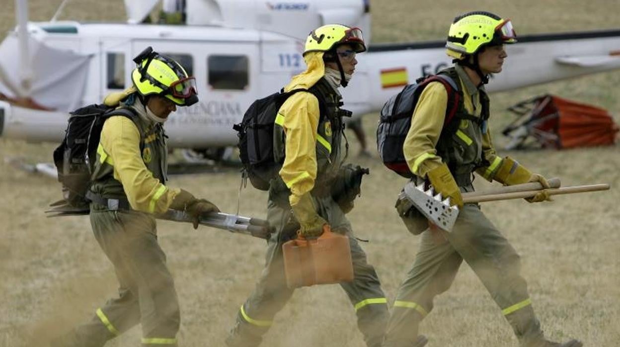 Bomberos combatiendo el incendio de Horta de Sant Joan en 2009