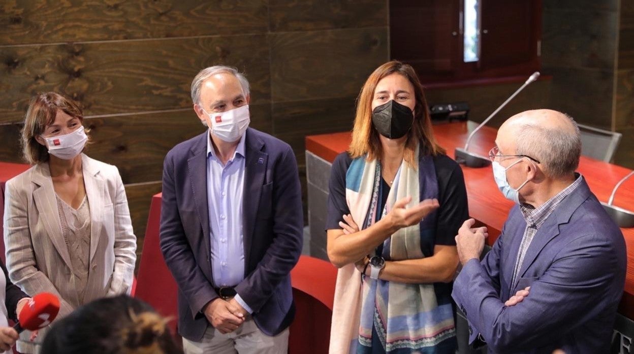 Carmen Vaquero y el rector de la UVA, junto a los ponentes Edurne Pasabán y Rafael Bengoa