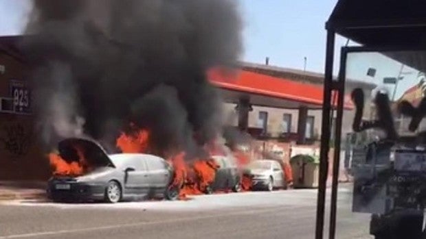 El incendio fortuito de un coche calcina otros dos en la  calle principal de Yuncos sin que haya habido heridos