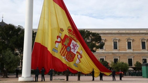 Agreden a un hombre en Gijón al grito de «facha» por una bandera de España que llevaba en su moto