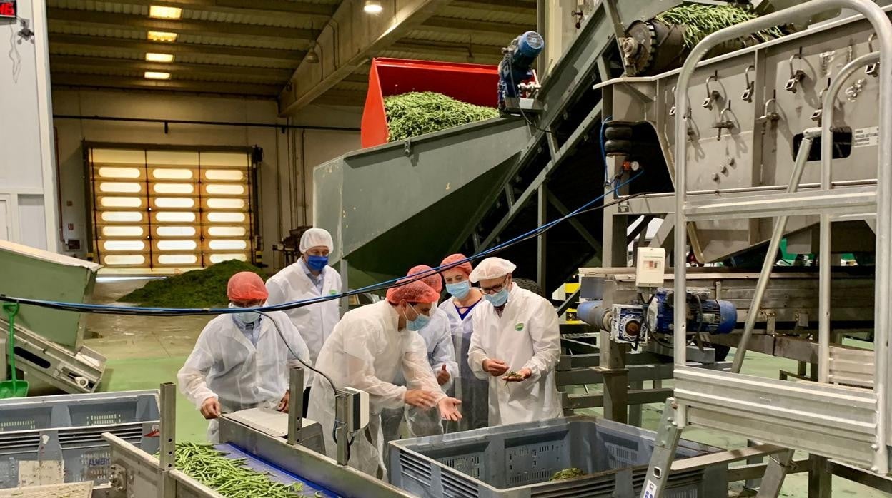 El presidente de la institución Álvaro Martínez Chana durante la visita al grupo The Real Green Food