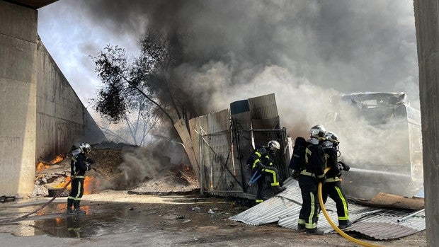 Restablecida la circulación del AVE Madrid-Barcelona por un incendio en una fábrica Loeches