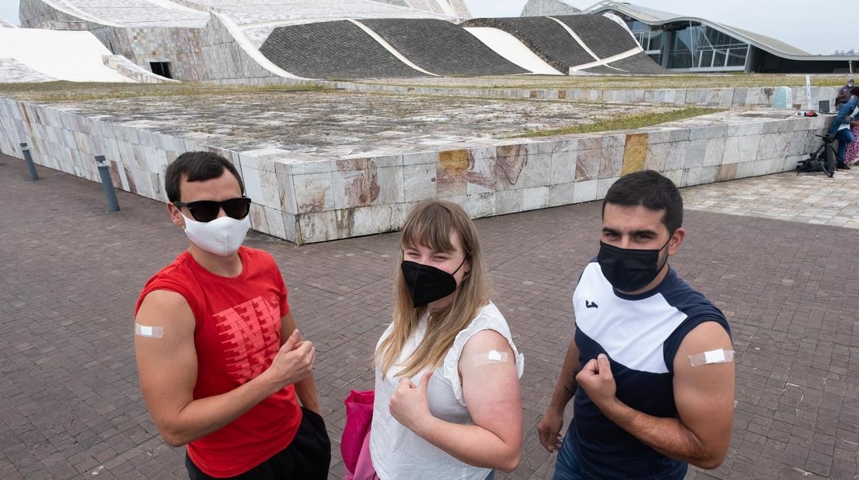 Tres jóvenes tras recibir la vacuna de Moderna en la capital gallega