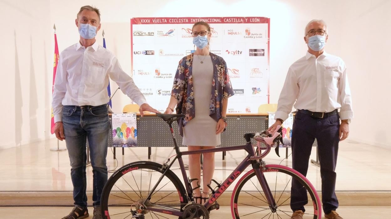 La directora general de Deportes, María Perrino, participa en la presentación de la XXXV Vuelta Ciclista Internacional a Castilla y León