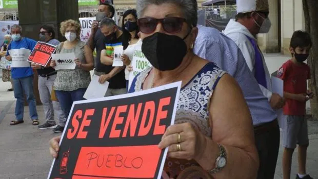 Habitantes de los pueblos de Teruel protestan en Zaragoza por la falta de médicos
