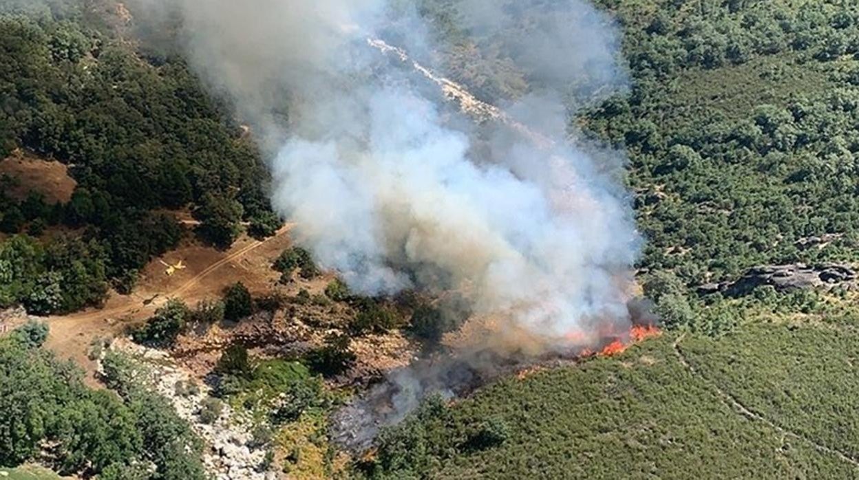 El incendio declarado el pasado jueves en El Raso, también en Candeleda