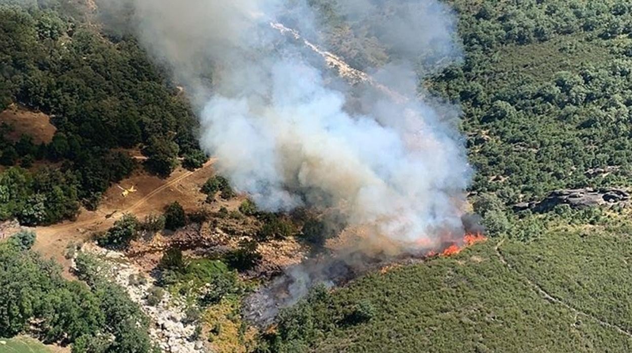 Fuego declarado el pasado jueves en Candeleda (Ávila), controlado el día después