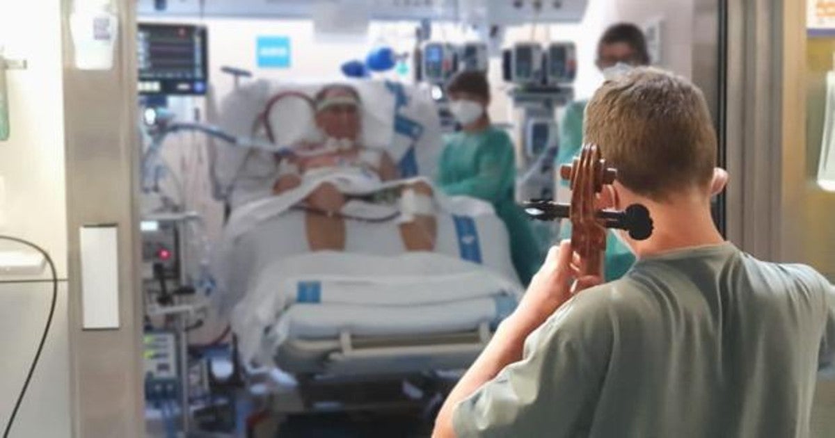 Pau, en su concierto en la unidad de críticos del Hospital Valle de Hebrón