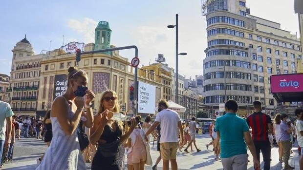 Madrid no impondrá el toque de queda ni la mascarilla obligatoria en exteriores «por el momento»