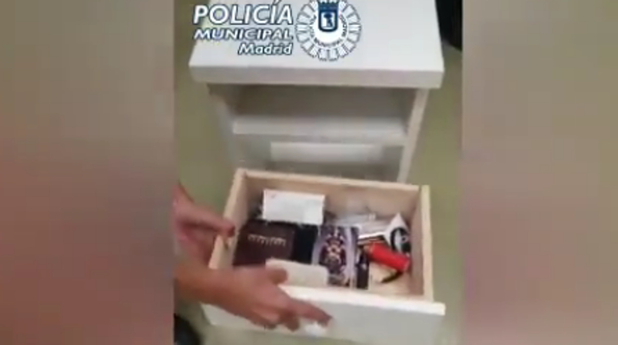 Imagen de un cajón de la mesilla con diversos objetos