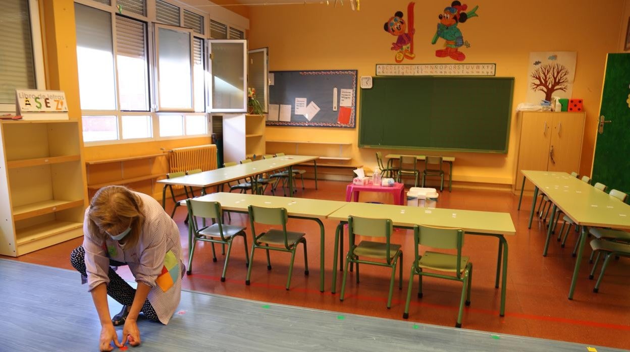 Un profesor prepara un aula del colegio Tello Téllez de la capital palentina