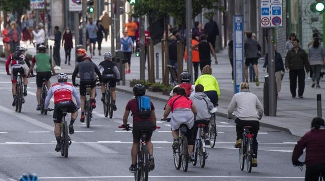 Un grupo de ciclistas circula por las calles de la capital