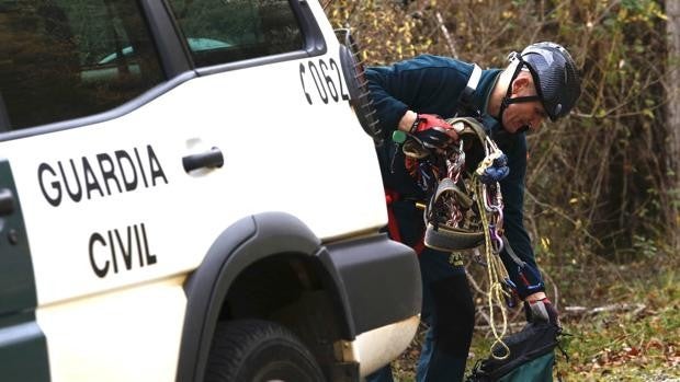 La Guardia Civil auxilia a dos personas y recupera un cuerpo sin vida en la montaña leonesa