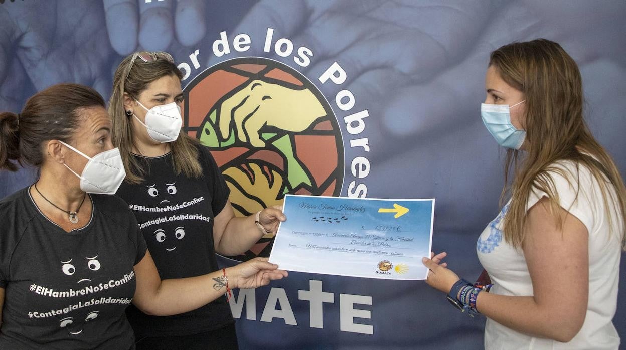 María Teresa Hernández entrega el importe recaudado durante su recorrido del Camino de Santiago solidario.