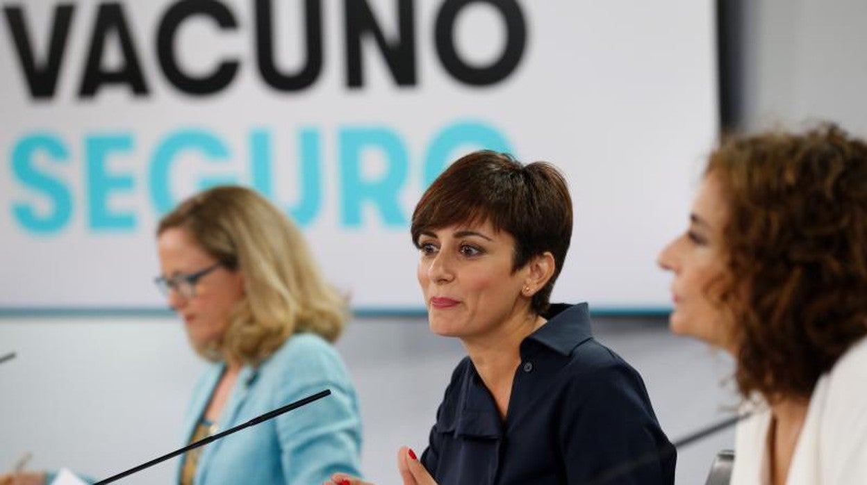 La vicepresidenta primera del Gobierno, Nadia Calviño; la portavoz del Gobierno, Isabel Rodríguez, y la ministra de Hacienda, María Jesús Montero, en la rueda de prensa