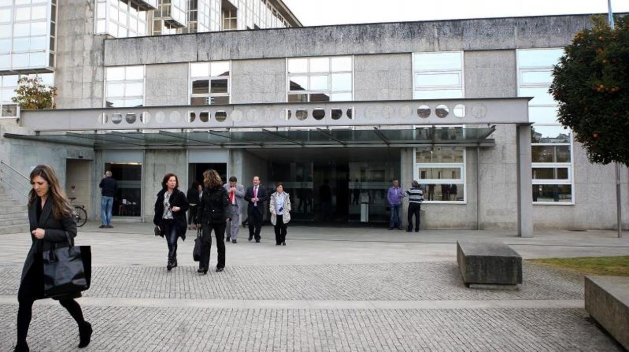 Trabajadores de la Xunta saliendo del edificio administrativo de San Caetano en Santiago