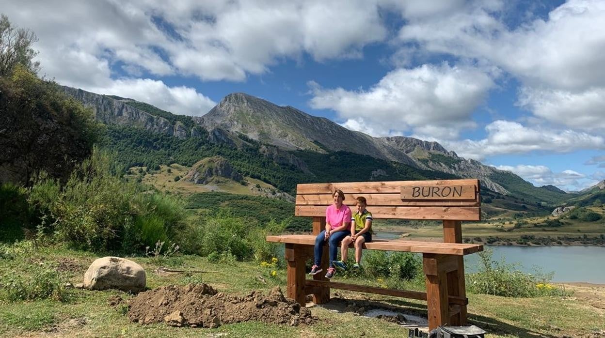 A cuatro metros de altura y de espaldas al bello valle de Valdeburón: así es el banco más alto de León