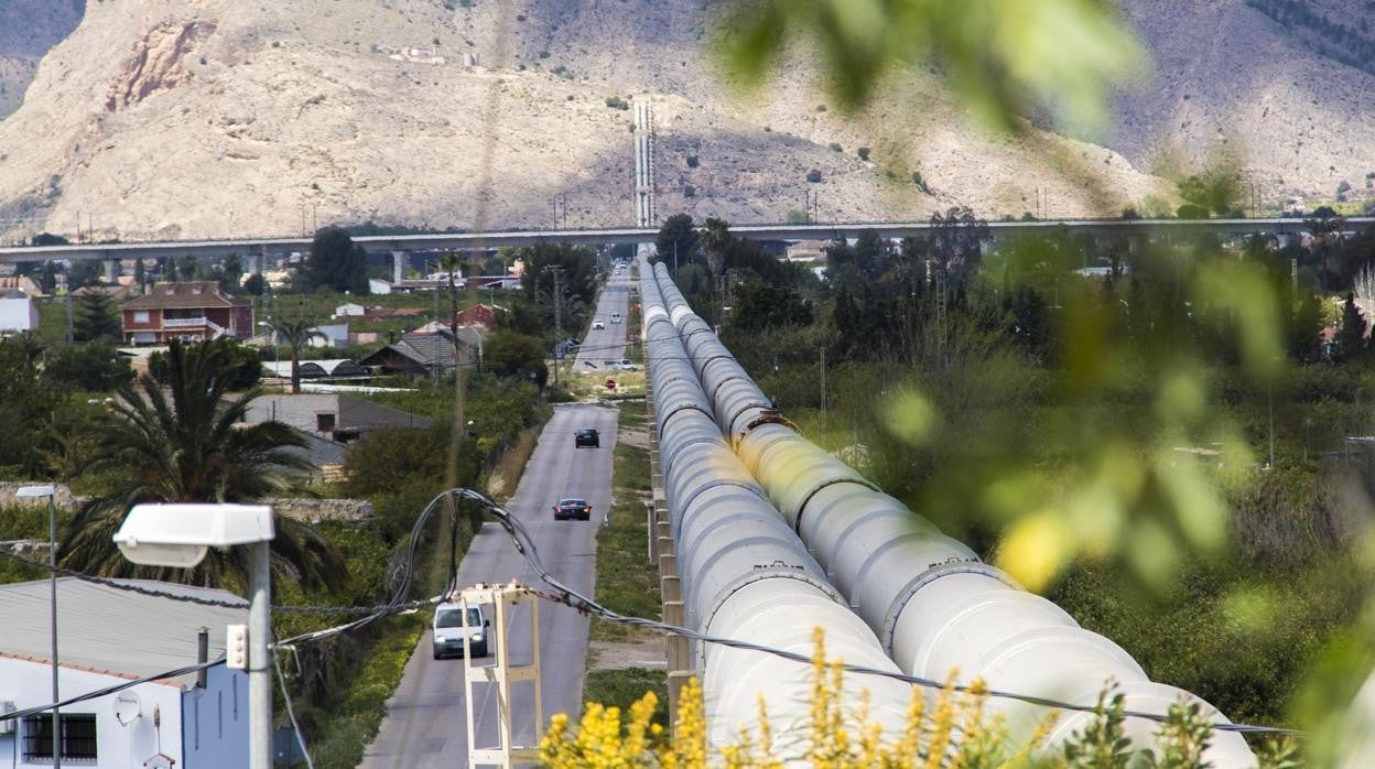 Imagen de la canalización del trasvase Tajo-Segura a su paso por la provincia de Alicante