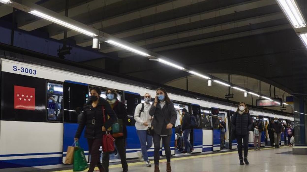 Varios viajeros salen de un vagón de Metro en Madrid