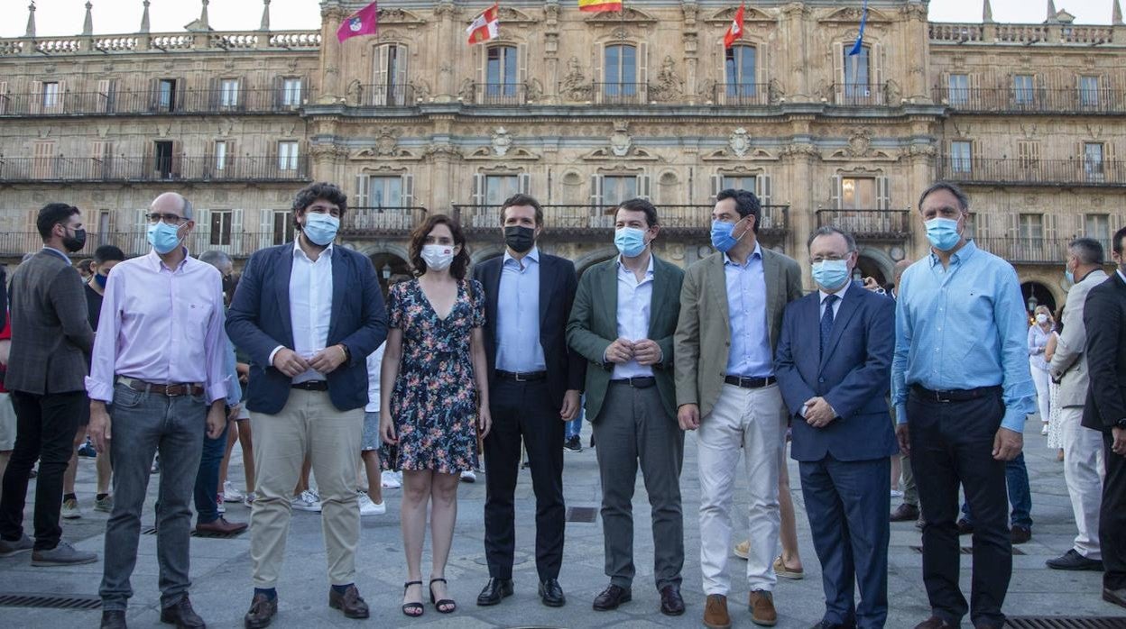 Foto de familia de arios presidentes autonómicos del PP con Pablo Casado.