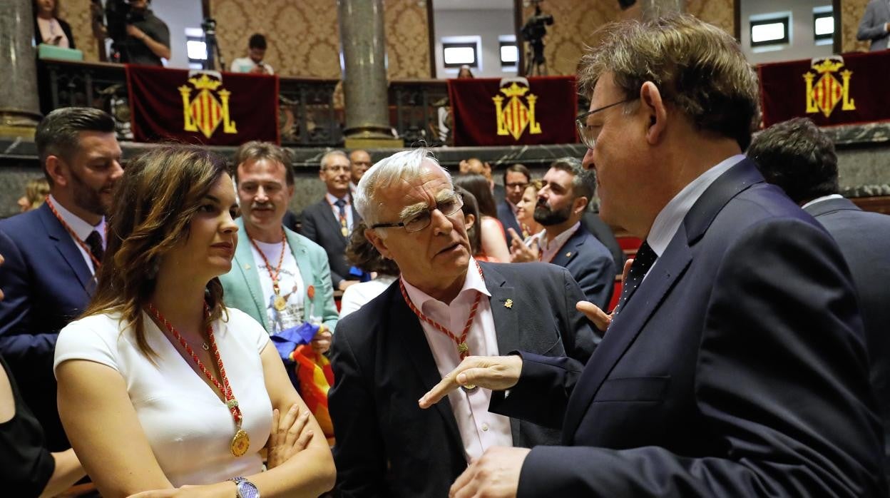 Imagen del alcalde de Valencia, Joan Ribó, la vicealcaldesa, Sandra Gómez, y el presidente de la Generalitat, Ximo Puig, durante el pleno de investidura de 2019