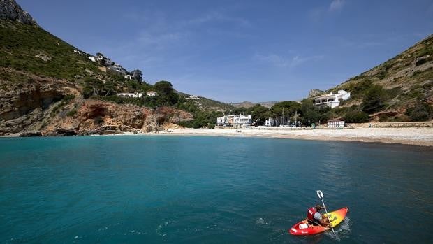 La idílica playa alicantina en la que los bañistas pasan la noche para asegurarse un hueco en la arena