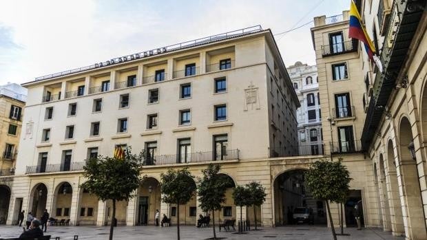 Nueve años de cárcel e indemnización de 6.000 euros por robar y agredir a una mujer en Alicante