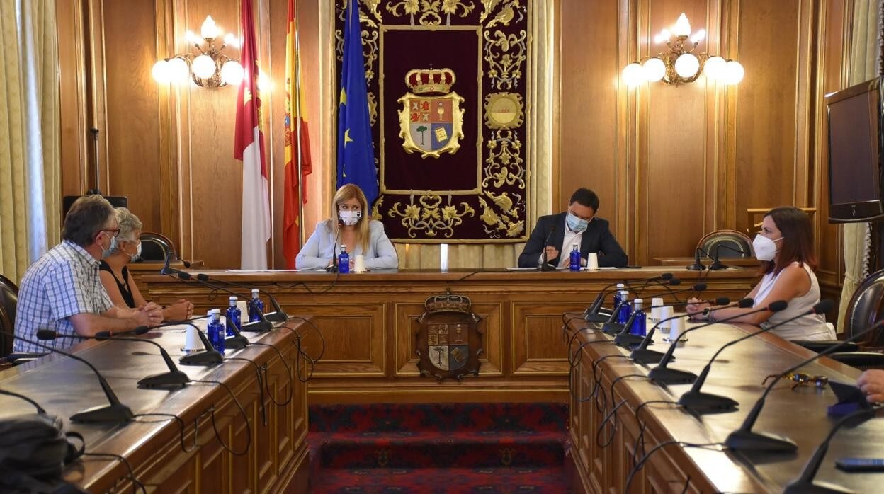 El presidente de la diputación y la delegada de la Junta en Cuenca durante la rueda de prensa que han ofrecido