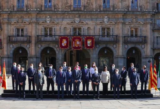 Foto institucional realizada en la Plaza Mayor minutos antes de desplazarse al Convento de San Esteban