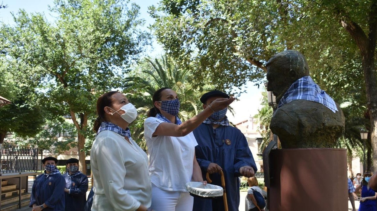 La alcaldesa Eva María Masías, Dulcinea y el Pandorgo tras la imposición del pañuelo a la estatua del cantante