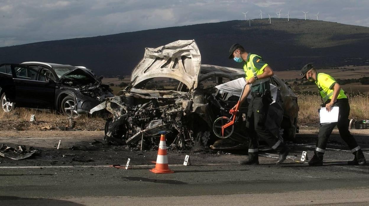 Agentes de la Guardia Civil examinan los coches siniestrados.