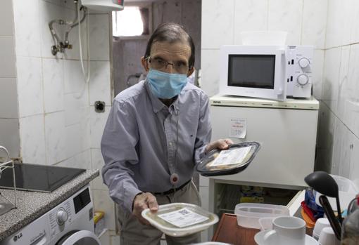 Juan muestra la comida del servicio a domicilio para mayores del Ayuntamiento