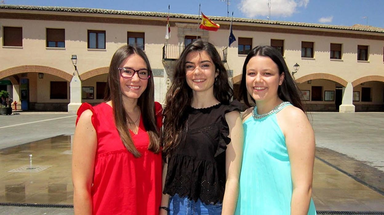 Ainhoa Gómez Clemente, Lidia Taviro Villarreal y Nerea García de la Torre Martín, que fueron elegidas en 2019, continuarán siendo este 2021 as reinas de las fiestas en Villacañas