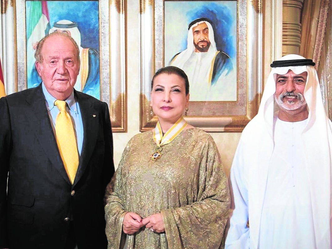 Juan Carlos I, con Huda Alkhamis Kanoo y el jeque Nahyan, en 2016