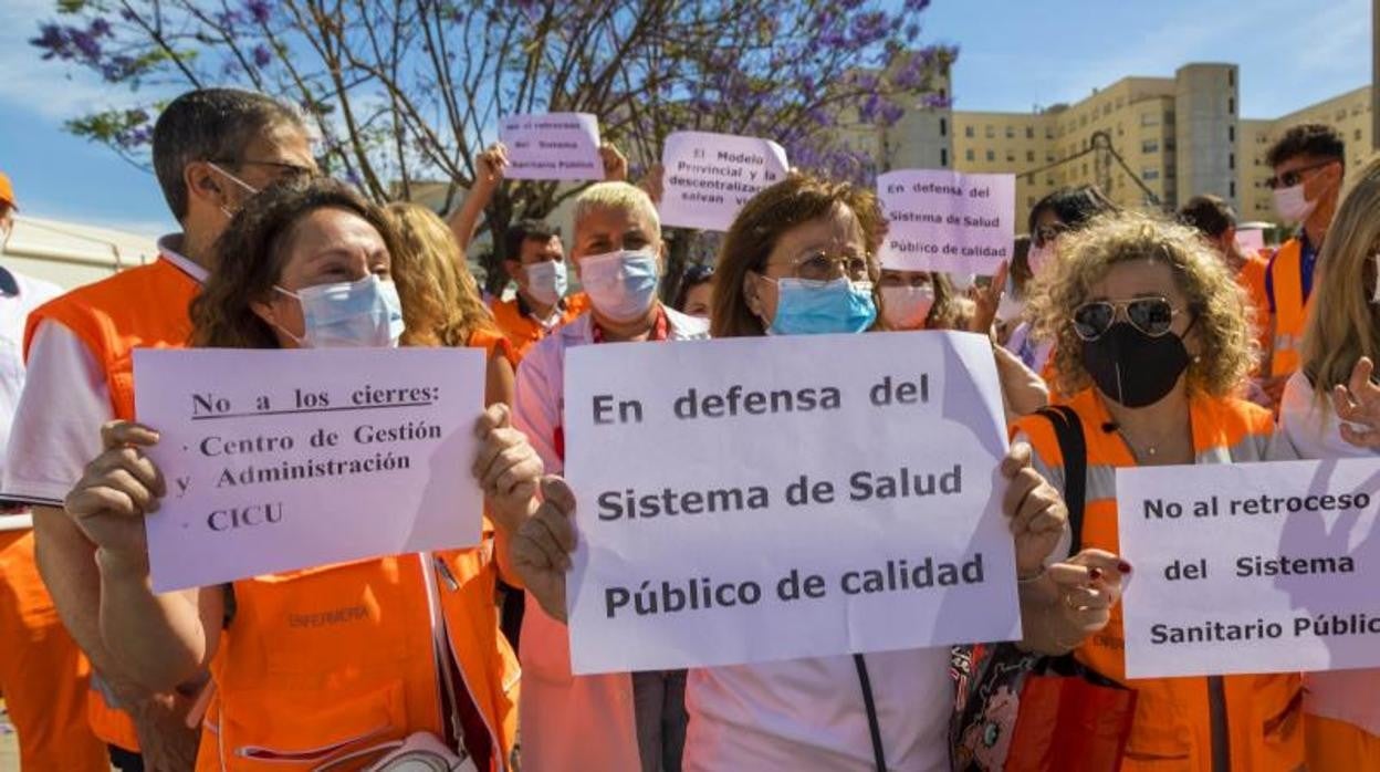 Protesta de personal sanitario a las puertas del Hospital General de Alicante